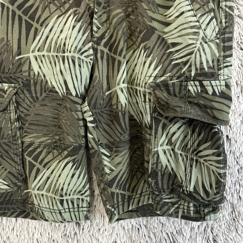 Camouflage Green Palms Tropical‎ Cargo Utility Shorts Flex Waist Size 36 Bermuda